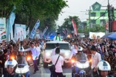 Presiden Prabowo menyapa warga Jombang saat menuju Muktamar ke-35 NU.