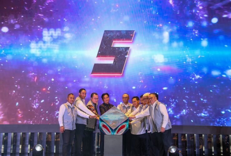 Wakil Ketua KPK Fitroh Rohcahyanto bersama jajaran kementerian dan lembaga terkait berfoto bersama dalam agenda peluncuran Penilaian Risiko Nasional TPPU, TPPT, dan PPSPM Tahun 2026 di Jakarta, Kamis (27/8/2026).