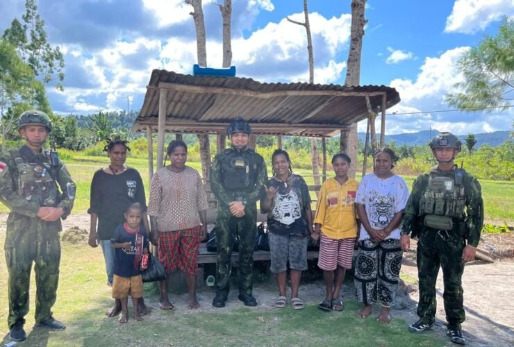 Personel Satgas Yonif 645/Gardatama Yudha saat membagikan bantuan sembako kepada masyarakat di Distrik Elelim.