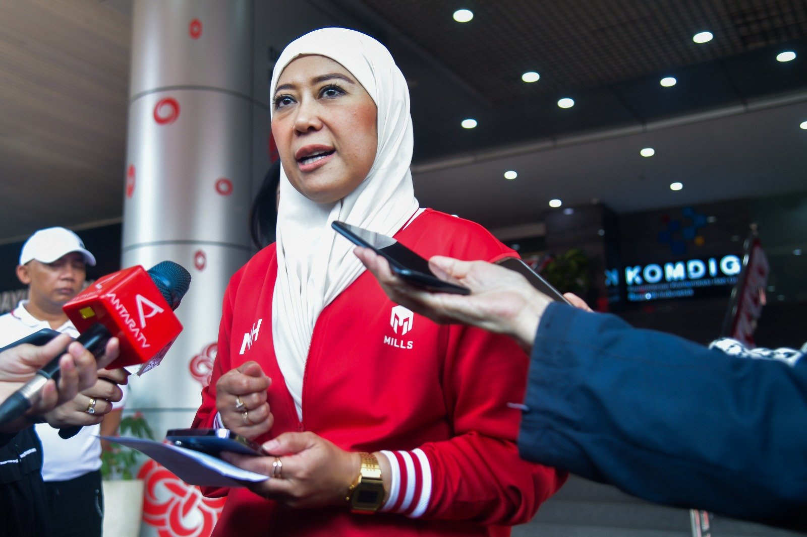 Menkomdigi Meutya Hafid menyampaikan keterangan pers terkait putusan Mahkamah Konstitusi (MK) tentang kuota internet yang tidak boleh hangus di Kantor Kementerian Komdigi, Jakarta Pusat, Sabtu (29/8/2026). Foto: Pey HS/Komdigi