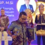 Nurchalis menerima Anugerah Gebrakan Sang Pemimpin dalam Serambi Awards 2026.