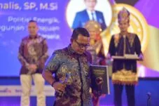 Nurchalis menerima Anugerah Gebrakan Sang Pemimpin dalam Serambi Awards 2026.