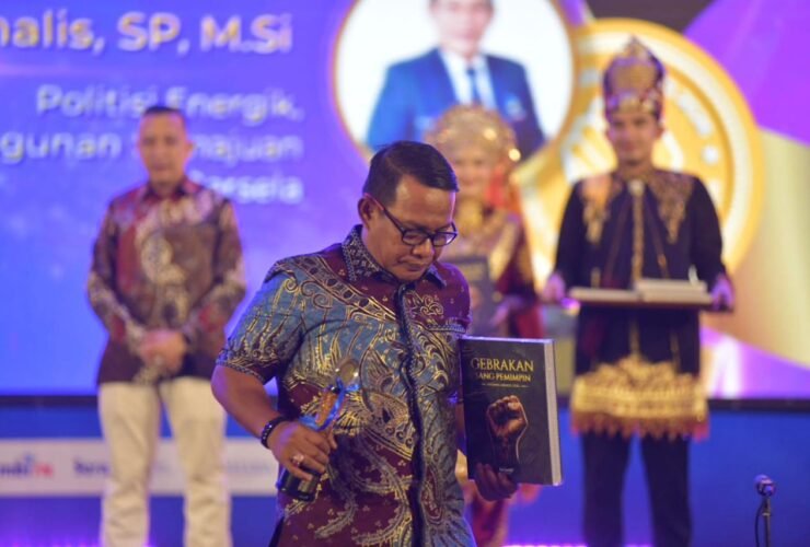 Nurchalis menerima Anugerah Gebrakan Sang Pemimpin dalam Serambi Awards 2026.