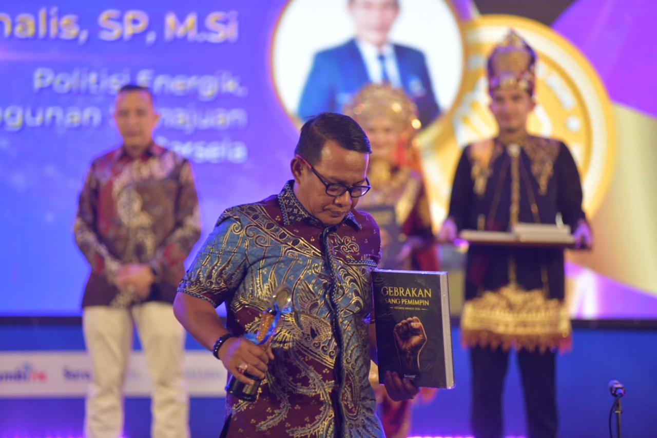 Nurchalis menerima Anugerah Gebrakan Sang Pemimpin dalam Serambi Awards 2026.