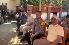 Kapolsek Sinjai Timur Melayat, Polisi Kawal Prosesi Pemakaman Warga