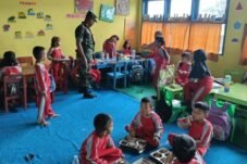 Babinsa Parangbanoa Kawal Distribusi MBG Sekolah