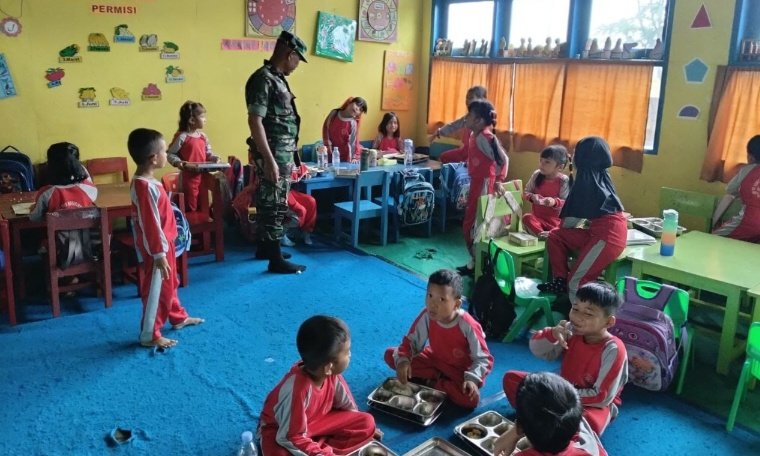 Babinsa Parangbanoa Kawal Distribusi MBG Sekolah