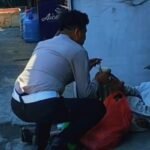 Kasat Lantas Polresta Gowa Tinggalkan Patroli, Hampiri Kakek