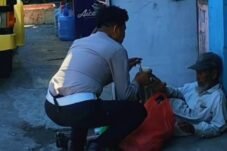 Kasat Lantas Polresta Gowa Tinggalkan Patroli, Hampiri Kakek
