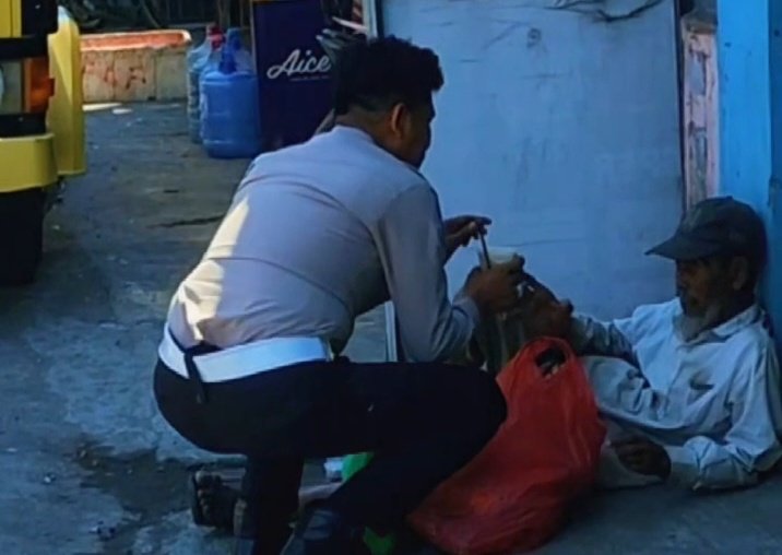 Kasat Lantas Polresta Gowa Tinggalkan Patroli, Hampiri Kakek