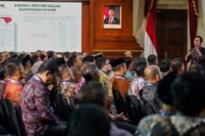 Deputi Koordinasi dan Supervisi KPK Ely Kusumastuti saat menyampaikan pemetaan risiko korupsi APBD dalam rapat koordinasi di Gedung Negara Grahadi, Surabaya, Jawa Timur.