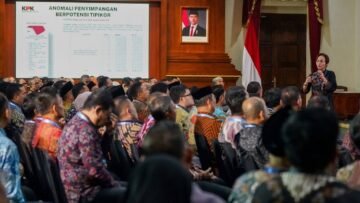 Deputi Koordinasi dan Supervisi KPK Ely Kusumastuti saat menyampaikan pemetaan risiko korupsi APBD dalam rapat koordinasi di Gedung Negara Grahadi, Surabaya, Jawa Timur.