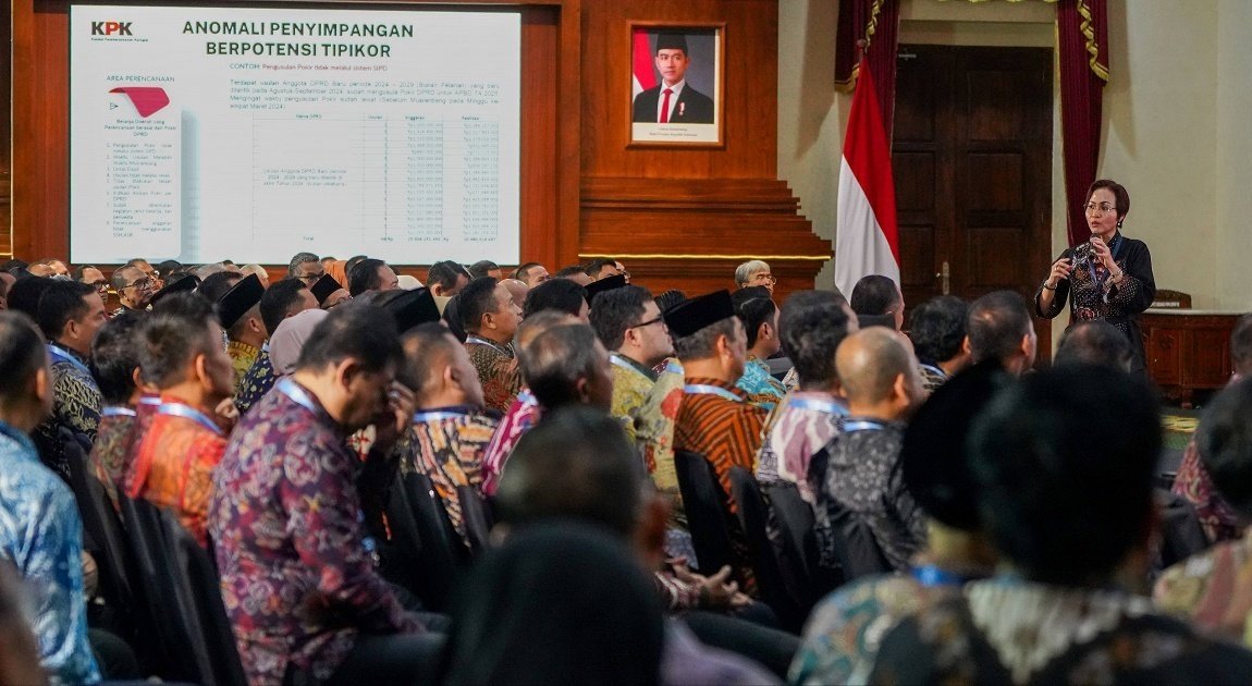 Deputi Koordinasi dan Supervisi KPK Ely Kusumastuti saat menyampaikan pemetaan risiko korupsi APBD dalam rapat koordinasi di Gedung Negara Grahadi, Surabaya, Jawa Timur.