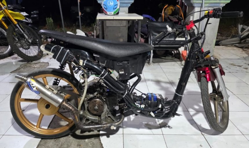 satu unit sepeda motor balap berwarna merah, satu unit mobil pikap Daihatsu Grand Max warna putih, serta uang tunai Rp9,1 juta yang diduga digunakan sebagai taruhan dalam balap liar tersebut.