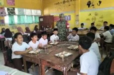 Babinsa Pallangga Kawal MBG di Tujuh Sekolah