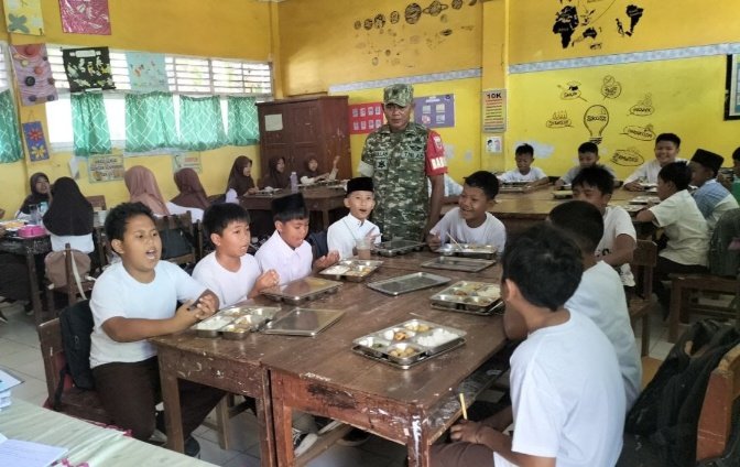 Babinsa Pallangga Kawal MBG di Tujuh Sekolah