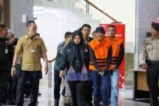 Foto: Tiga tersangka perkara dugaan korupsi digitalisasi SPBU Pertamina.