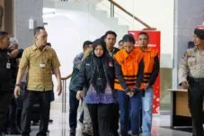 Foto: Tiga tersangka perkara dugaan korupsi digitalisasi SPBU Pertamina.