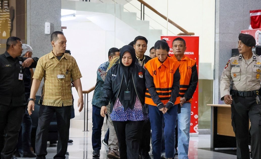 Foto: Tiga tersangka perkara dugaan korupsi digitalisasi SPBU Pertamina.
