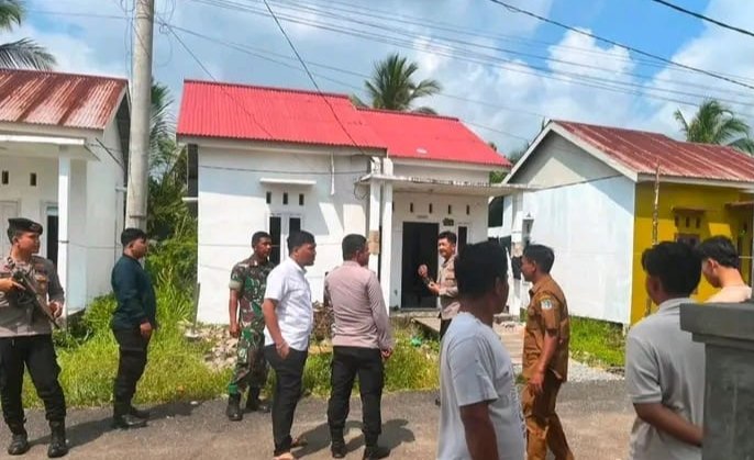 Foto: Personel Polres Tanjung Jabung Barat di lokasi kejadian.