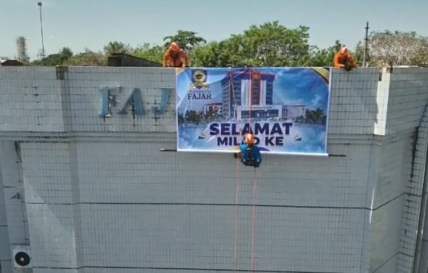 Basarnas Rappelling di HUT ke-18 UNIFA