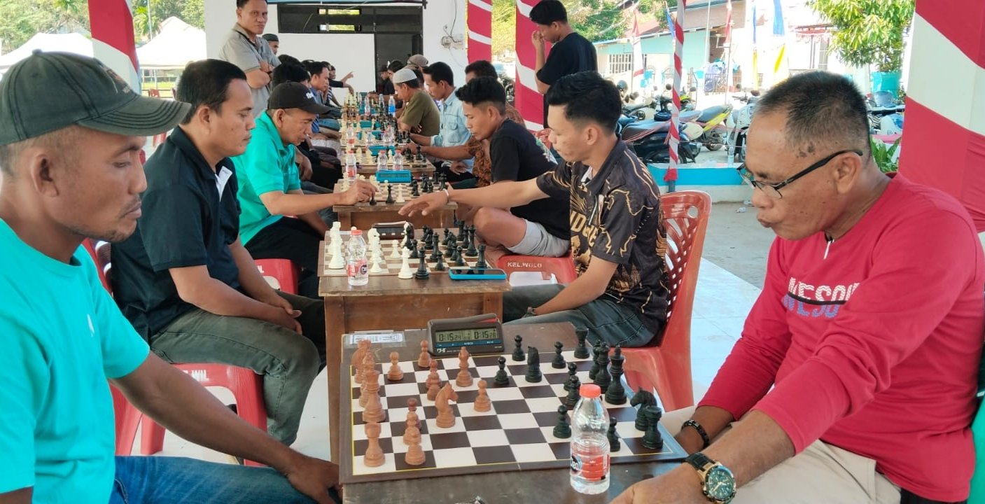 Pecatur bertanding dalam Turnamen Catur Se-Kabupaten Kolaka di Tribun Lapangan Sepak Bola Juang Wolo, Sabtu (8/8/2026).