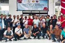 Suasana foto bersama setelah Turnamen Catur Se-Kabupaten Kolaka di Tribun Lapangan Sepak Bola Juang Wolo, Sabtu (8/8/2026). Foto: Ibhar/InsertRakyat.com