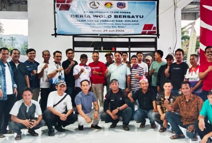 Suasana foto bersama setelah Turnamen Catur Se-Kabupaten Kolaka di Tribun Lapangan Sepak Bola Juang Wolo, Sabtu (8/8/2026). Foto: Ibhar/InsertRakyat.com
