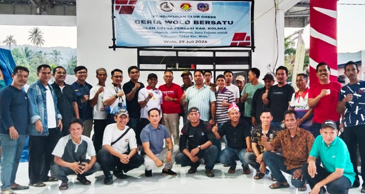 Suasana foto bersama setelah Turnamen Catur Se-Kabupaten Kolaka di Tribun Lapangan Sepak Bola Juang Wolo, Sabtu (8/8/2026). Foto: Ibhar/InsertRakyat.com