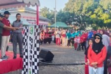Barombong Semarak, Warga Ikuti Jalan Santai dan Senam