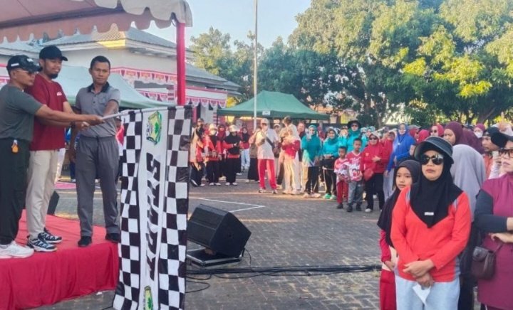 Barombong Semarak, Warga Ikuti Jalan Santai dan Senam