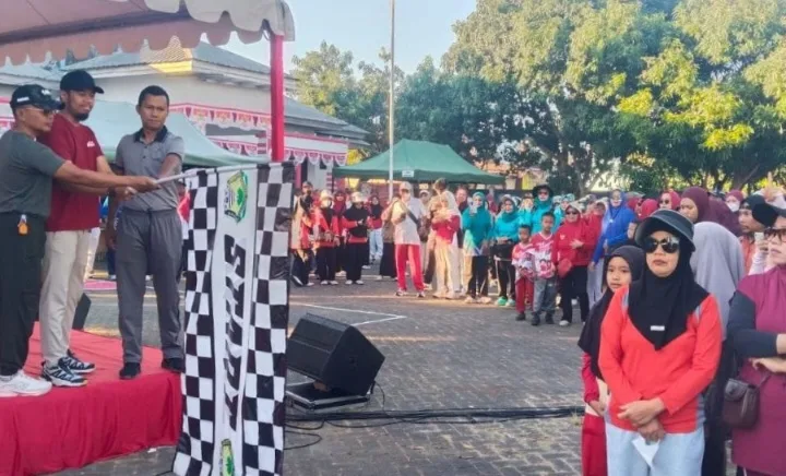 Barombong Semarak, Warga Ikuti Jalan Santai dan Senam