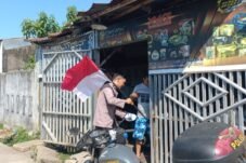 Bhabinkamtibmas Pasang Bendera di Halaman Warga Gowa