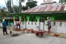 Gotong Royong Hidup di Halaman Masjid Al-Yusuf