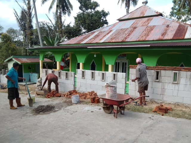 Gotong Royong Hidup di Halaman Masjid Al-Yusuf