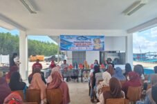 KKP melatih warga Tongke-Tongke mengolah tuna menjadi pempek dan otak-otak. Sekdes Akbar menyebut pelatihan membuka peluang UMKM.