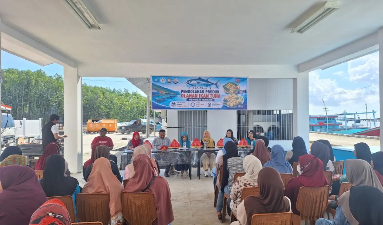 KKP melatih warga Tongke-Tongke mengolah tuna menjadi pempek dan otak-otak. Sekdes Akbar menyebut pelatihan membuka peluang UMKM.