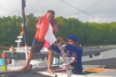 Polisi Tembus Pesisir, Merah Putih Naik ke Kapal