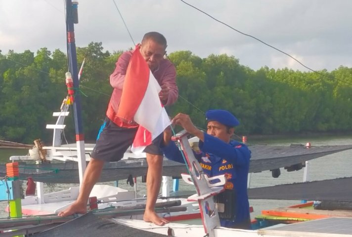 Polisi Tembus Pesisir, Merah Putih Naik ke Kapal