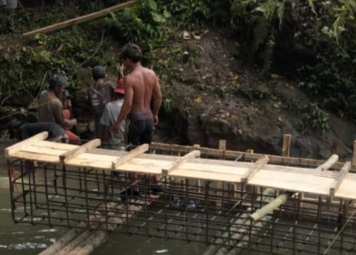 Personel gabungan TNI percepat pembangunan tiga jembatan beton Tahap VI di Kabupaten Gowa. (Foto: Ist/Muhammad Ridwan InsertRakyat) 