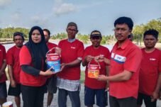 Nippon Paint Salurkan Bantuan untuk Nelayan Sinjai