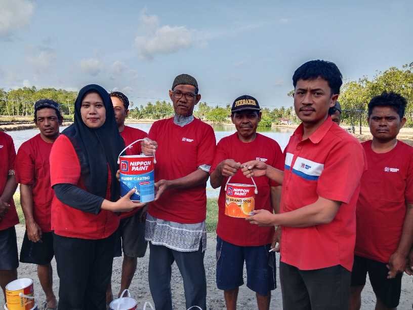 Nippon Paint Salurkan Bantuan untuk Nelayan Sinjai