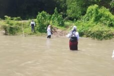 Menyeberangi Sungai, Potret Perjuangan Anak Sekolah di Usia 81 Tahun Indonesia Merdeka