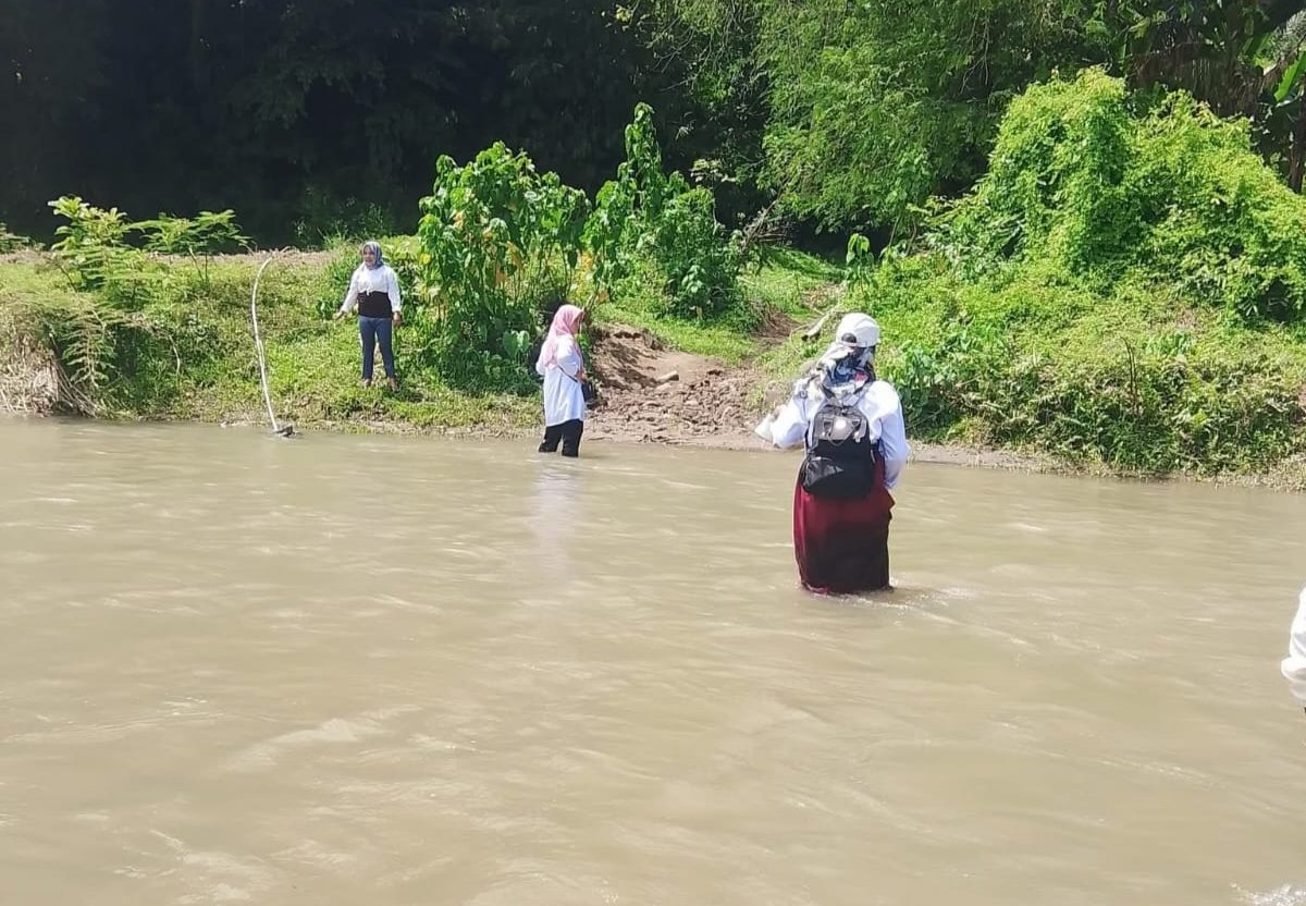 Menyeberangi Sungai, Potret Perjuangan Anak Sekolah di Usia 81 Tahun Indonesia Merdeka
