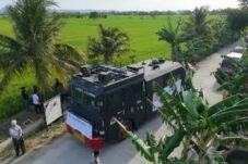 Kendaraan AWC dikerahkan untuk memasok air ke lahan persawahan warga yang terdampak kekeringan di Kabupaten Sidrap, Sulawesi Selatan.