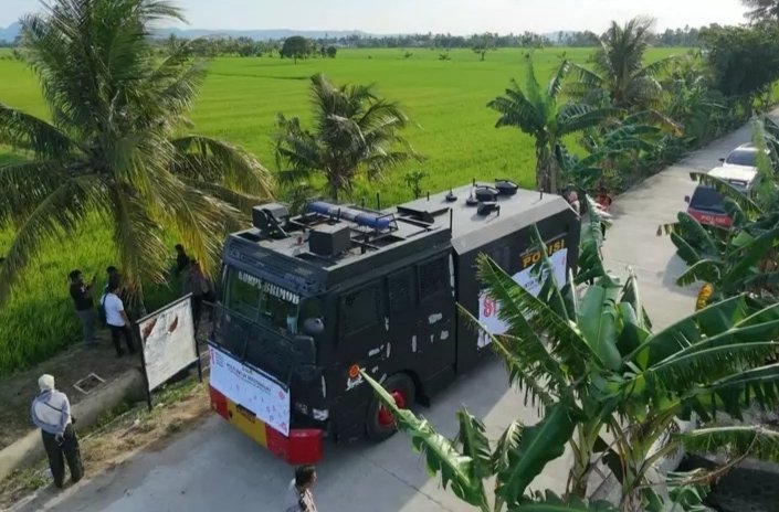 Kendaraan AWC dikerahkan untuk memasok air ke lahan persawahan warga yang terdampak kekeringan di Kabupaten Sidrap, Sulawesi Selatan.