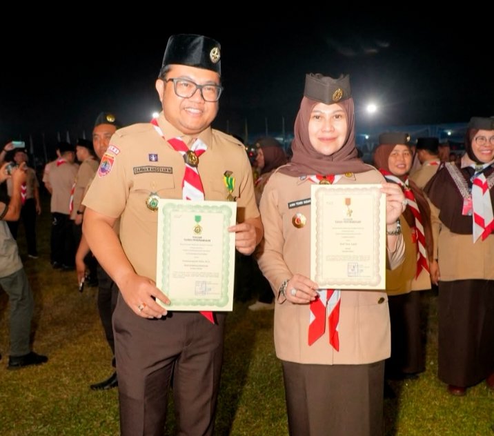 Wakil Bupati Gowa Darmawangsyah Muin bersama istrinya, Andi Tenri Indah, menerima lencana penghargaan dari Kwartir Nasional (Kwarnas) Gerakan Pramuka dalam rangkaian peringatan Hari Pramuka Tingkat Nasional ke-65 Tahun 2026.