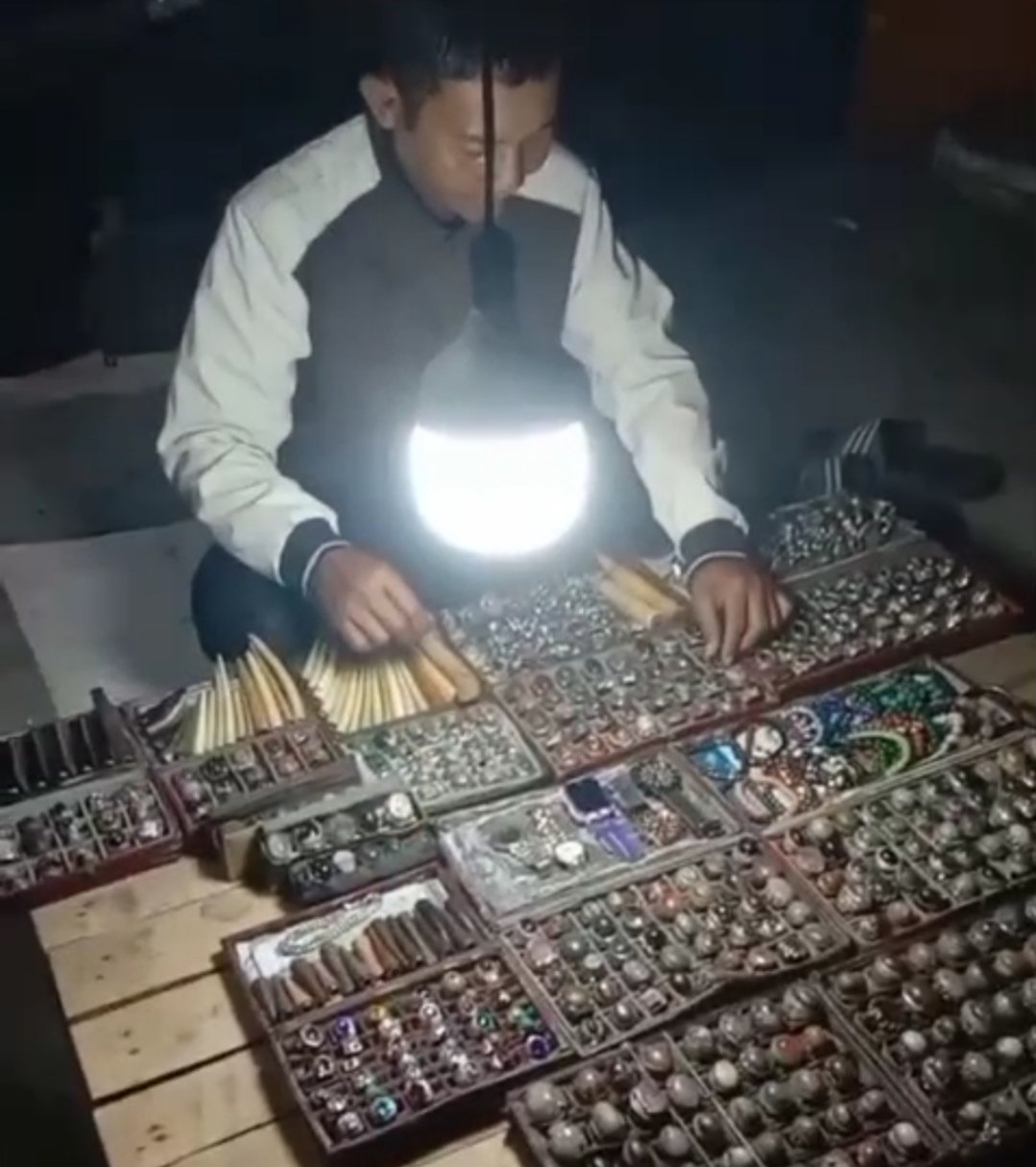 Redho berjualan dan mengolah batu akik di kawasan Pasar Turi, Surabaya.