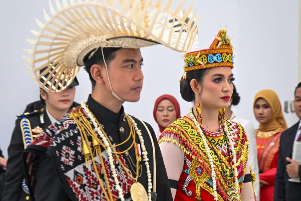 Hadiri Upacara HUT ke-81 RI, Wapres Gibran Kenakan Busana Adat Rote