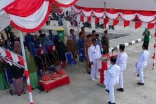 Keterangan foto: Upacara HUT ke-81 Kemerdekaan RI di kawasan Kampung Nelayan Merah Putih (KNMP), Desa Tongke-Tongke, Kecamatan Sinjai Timur, Kabupaten Sinjai, Senin (17/8/2026). Upacara ini menjadi yang pertama kali digelar sejak Desa Tongke-Tongke berdiri.